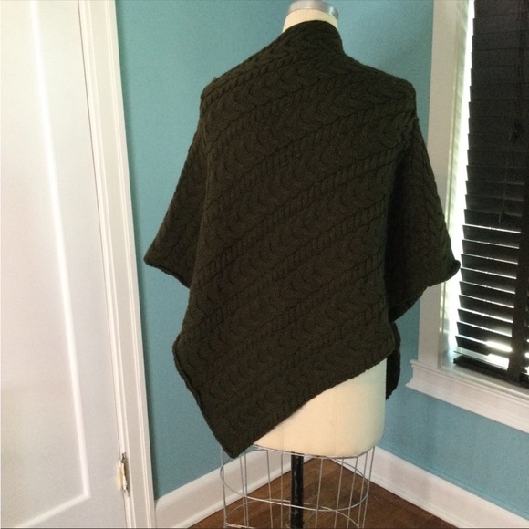 Ireland’s Eye Green Aran Cable knit poncho 100% wool - Picture 5 of 8